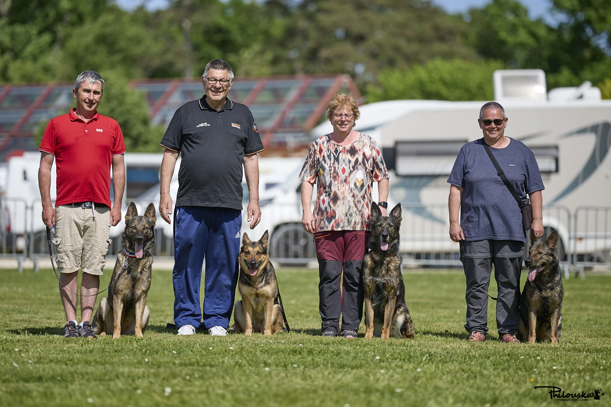 Personne sur un terrain d'obéissance avec leur chien